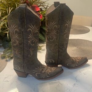 Used once woman's boots